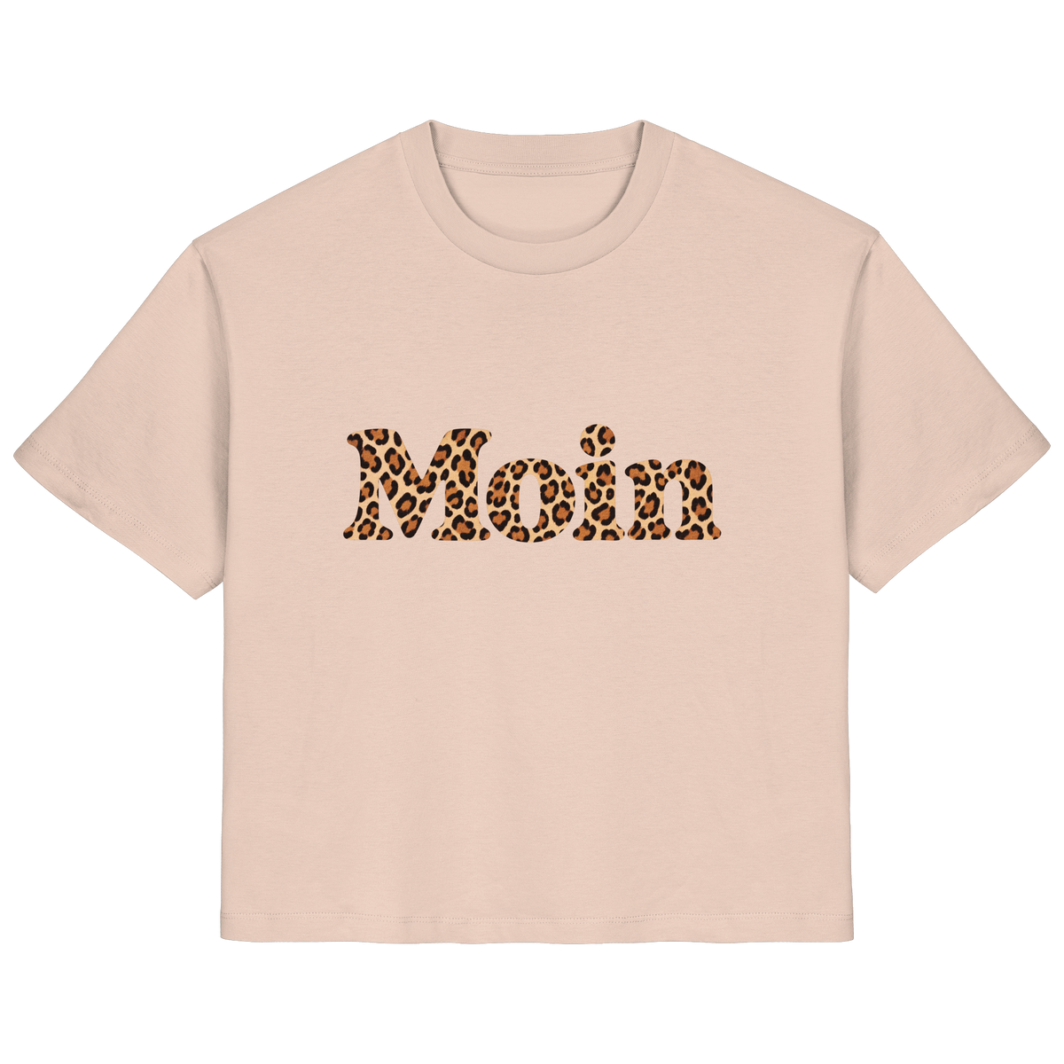 Original-Shirtigo-Mockup: Damen Bio T-Shirt in Fraiche Peche mit „Moin“ im Karamell-Leoprint als Frontprint