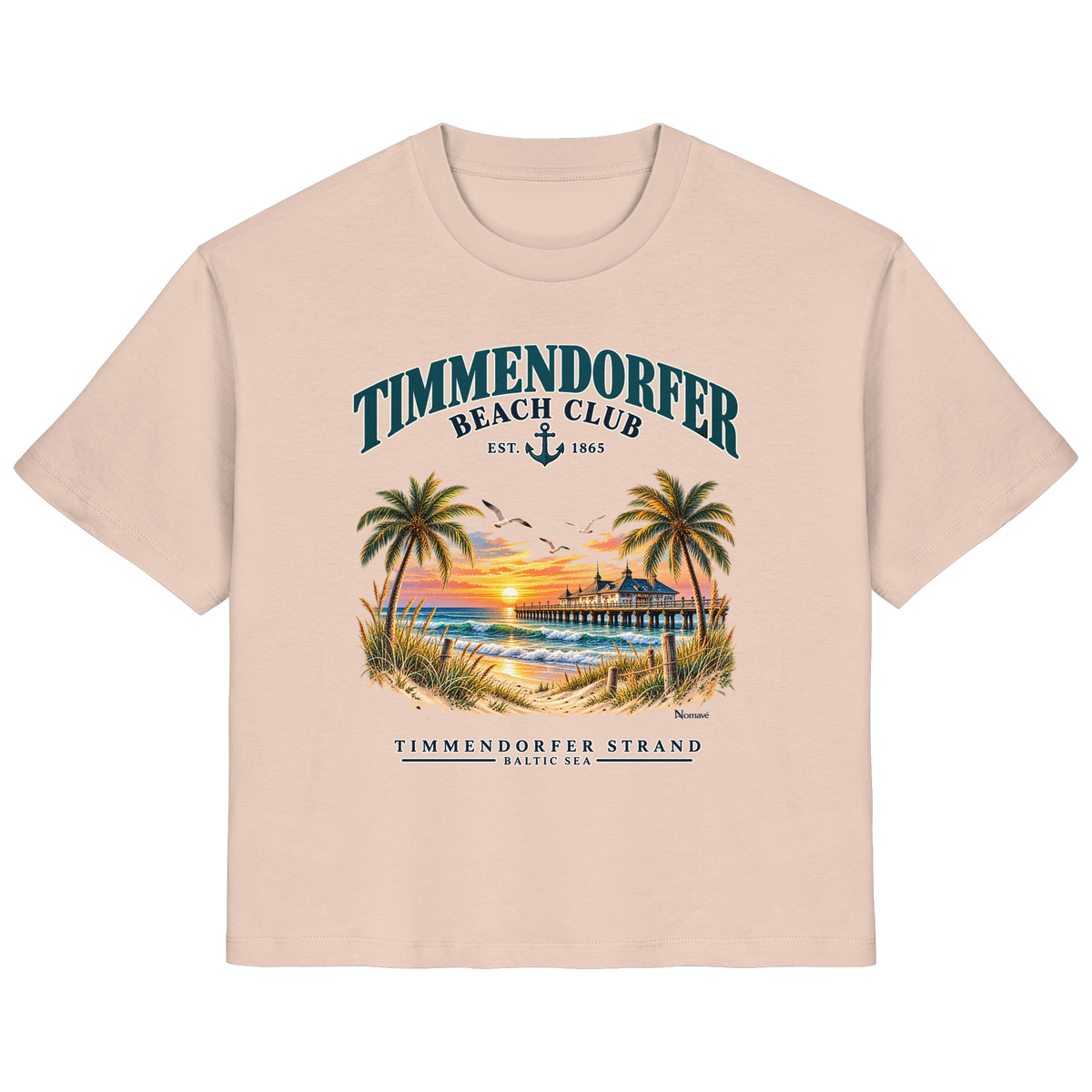 Originalmockup: Timmendorfer Beach Club Damen Bio-T-Shirt in Fraiche Peche, Vorderansicht mit maritimem Frontprint, Palmen, Seebrücke und Meer.
