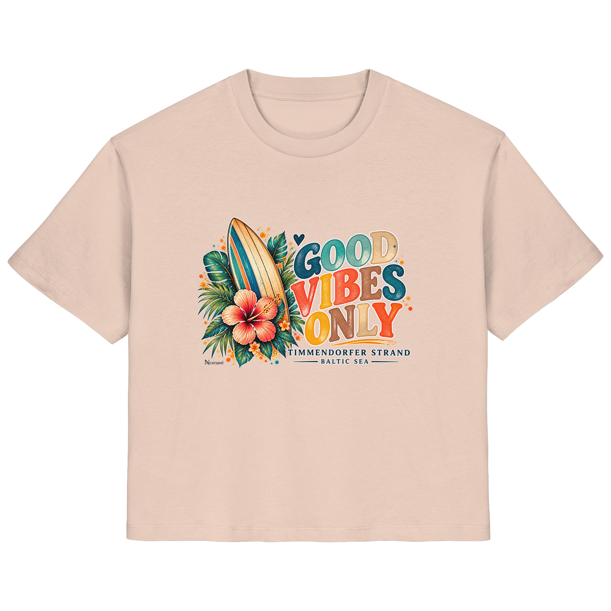 Timmendorfer Strand – Surf Vibes – Damen Bio-T-Shirt mit Frontprint in Fraiche Peche – Katalog-Vorderansicht mit Surfboard, Hibiskus und Good-Vibes-Only-Frontprint.
