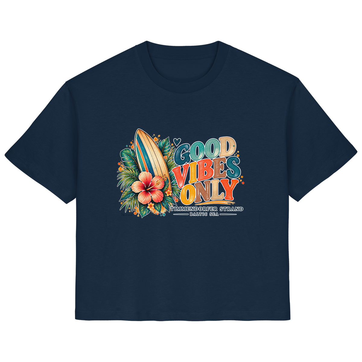 Timmendorfer Strand – Surf Vibes – Damen Bio-T-Shirt mit Frontprint in French Navy – Katalog-Vorderansicht mit Surfboard, Hibiskus und Good-Vibes-Only-Frontprint.