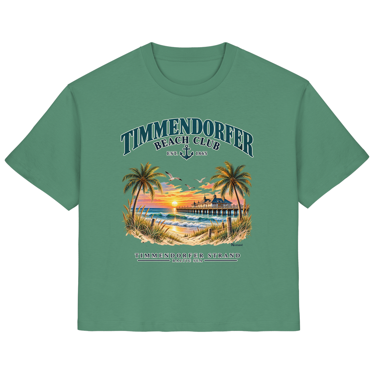 Originalmockup: Timmendorfer Beach Club Damen Bio-T-Shirt in Green Bay, Vorderansicht mit maritimem Frontprint, Palmen, Seebrücke und Meer.