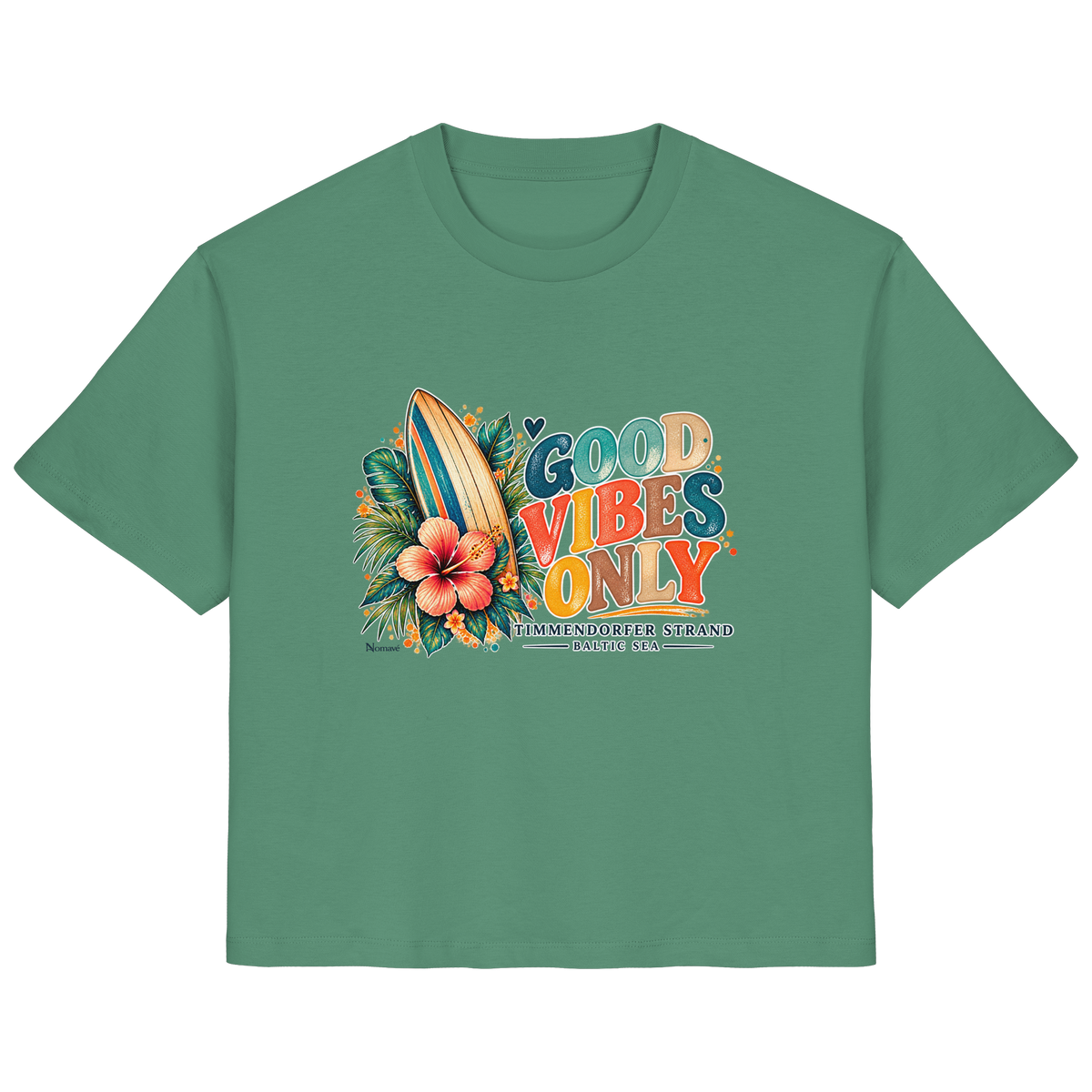 Timmendorfer Strand – Surf Vibes – Damen Bio-T-Shirt mit Frontprint in Green Bay – Katalog-Vorderansicht mit Surfboard, Hibiskus und Good-Vibes-Only-Frontprint.