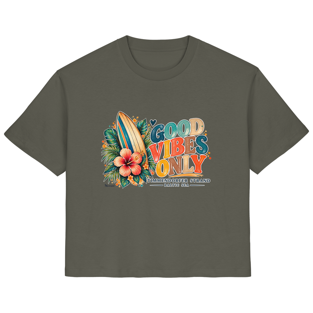 Timmendorfer Strand – Surf Vibes – Damen Bio-T-Shirt mit Frontprint in Khaki – Katalog-Vorderansicht mit Surfboard, Hibiskus und Good-Vibes-Only-Frontprint.