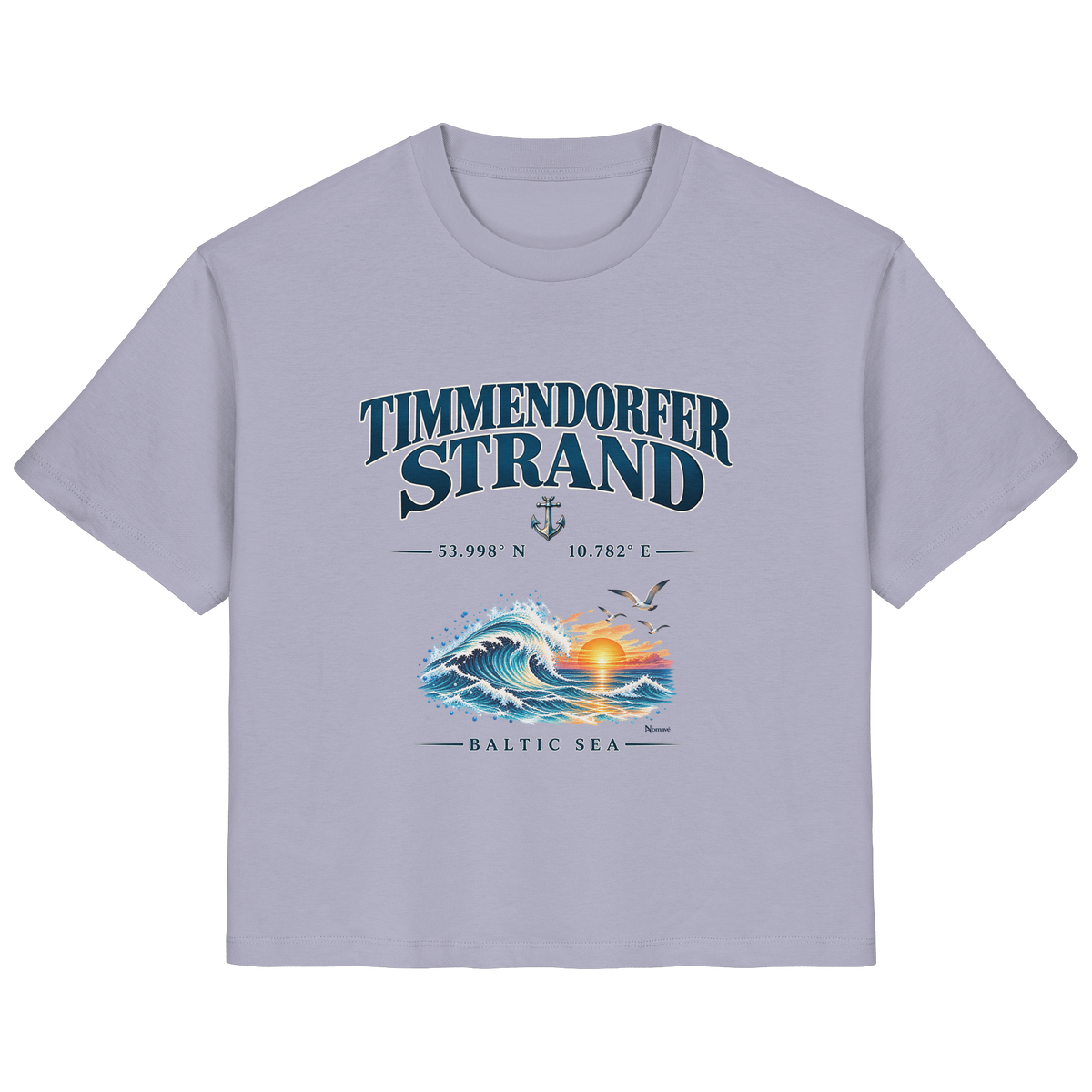 Original-Mockup 8: Damen Bio-T-Shirt in Lavender mit Timmendorfer Strand – Baltic Sea Frontprint.