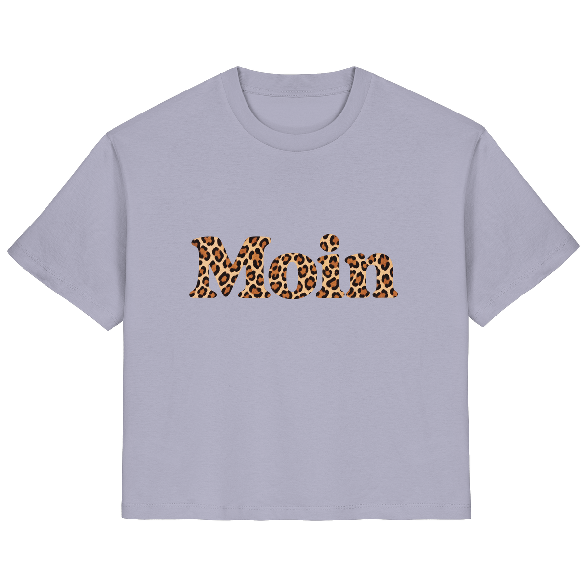 Original-Shirtigo-Mockup: Damen Bio T-Shirt in Lavender mit „Moin“ im Karamell-Leoprint als Frontprint