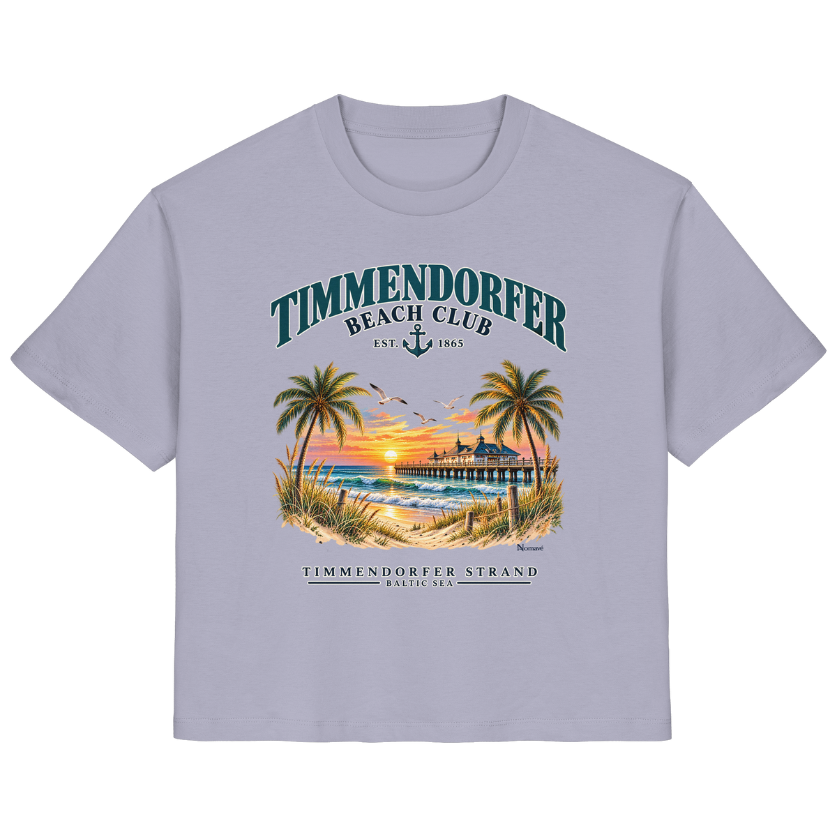 Originalmockup: Timmendorfer Beach Club Damen Bio-T-Shirt in Lavender, Vorderansicht mit maritimem Frontprint, Palmen, Seebrücke und Meer.