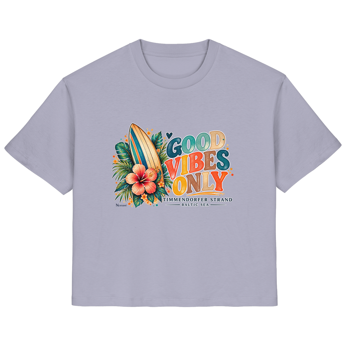 Timmendorfer Strand – Surf Vibes – Damen Bio-T-Shirt mit Frontprint in Lavender – Katalog-Vorderansicht mit Surfboard, Hibiskus und Good-Vibes-Only-Frontprint.