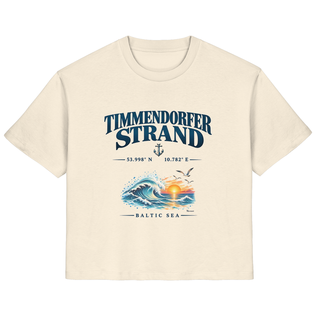 Original-Mockup 1: Damen Bio-T-Shirt in Natural Raw mit Timmendorfer Strand – Baltic Sea Frontprint.