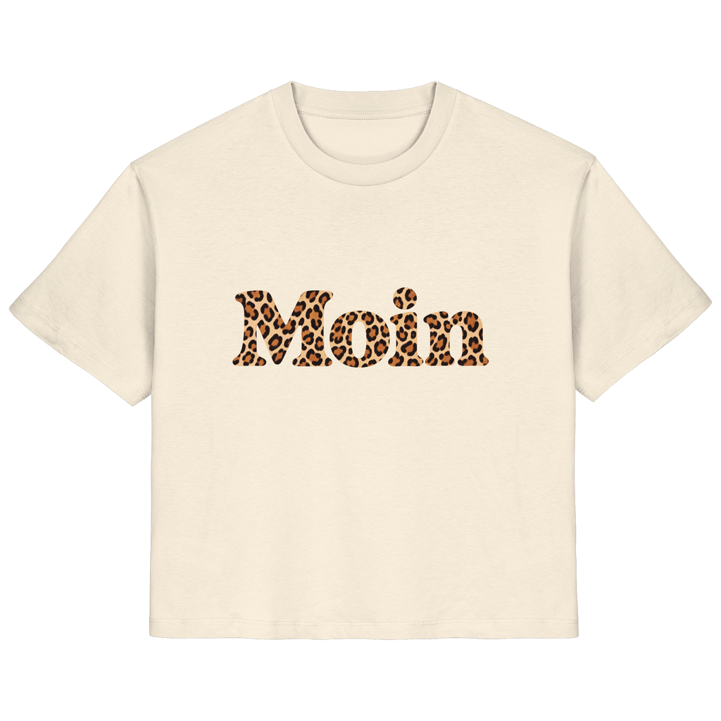 Original-Shirtigo-Mockup: Damen Bio T-Shirt in Natural Raw mit „Moin“ im Karamell-Leoprint als Frontprint