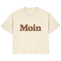 Original-Shirtigo-Mockup: Damen Bio T-Shirt in Natural Raw mit „Moin“ im Karamell-Leoprint als Frontprint