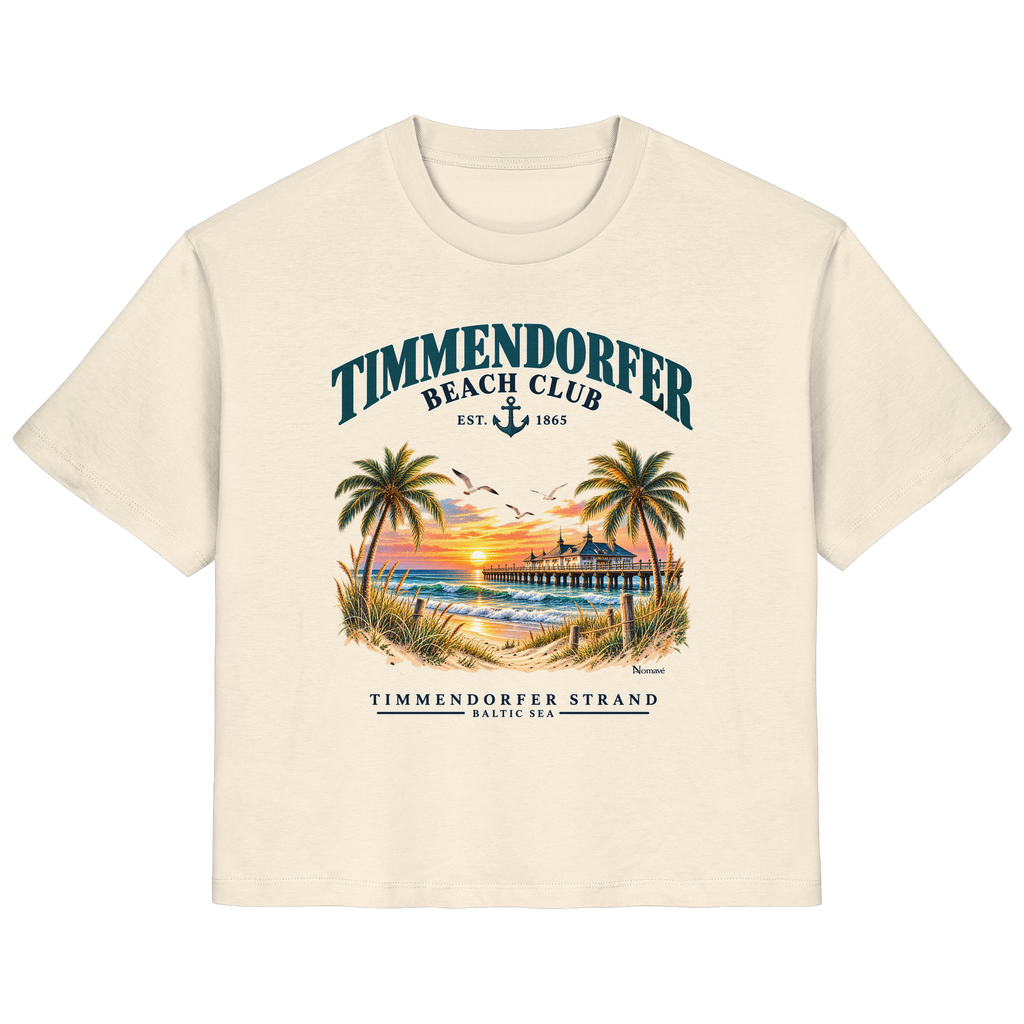 Originalmockup: Timmendorfer Beach Club Damen Bio-T-Shirt in Natural Raw, Vorderansicht mit maritimem Frontprint, Palmen, Seebrücke und Meer.