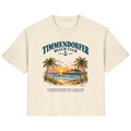 Originalmockup: Timmendorfer Beach Club Damen Bio-T-Shirt in Natural Raw, Vorderansicht mit maritimem Frontprint, Palmen, Seebrücke und Meer.