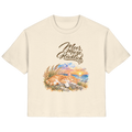 Original-Mockup: Damen-Bio-T-Shirt in Natural Raw mit Meer. Mieze. Glücklich.-Katzenmotiv auf der Vorderseite.