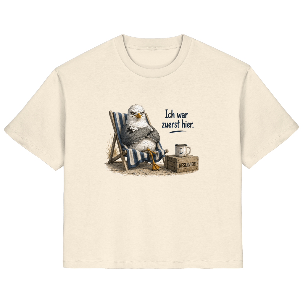 Original-Mockup: Damen Bio T-Shirt in Natural Raw mit Möwe Alpha im Strandstuhl und Spruch „Ich war zuerst hier.“ als Frontprint