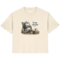 Original-Mockup: Damen Bio T-Shirt in Natural Raw mit Möwe Alpha im Strandstuhl und Spruch „Ich war zuerst hier.“ als Frontprint