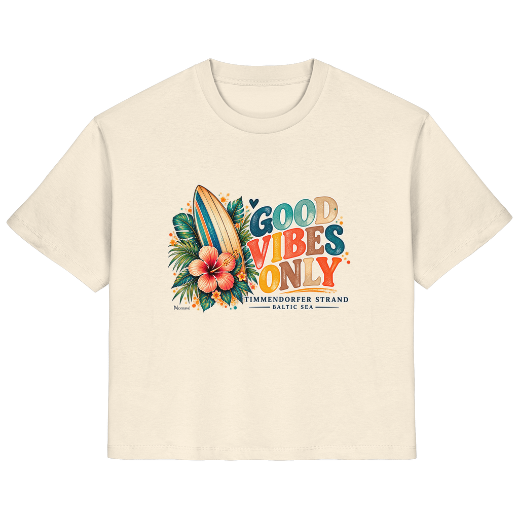 Timmendorfer Strand – Surf Vibes – Damen Bio-T-Shirt mit Frontprint in Natural Raw – Katalog-Vorderansicht mit Surfboard, Hibiskus und Good-Vibes-Only-Frontprint.