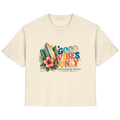 Timmendorfer Strand – Surf Vibes – Damen Bio-T-Shirt mit Frontprint in Natural Raw – Katalog-Vorderansicht mit Surfboard, Hibiskus und Good-Vibes-Only-Frontprint.