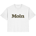 Damen Bio T-Shirt in White mit Moin-Leoprint in Sage Green auf der Vorderseite, Original-Mockup.