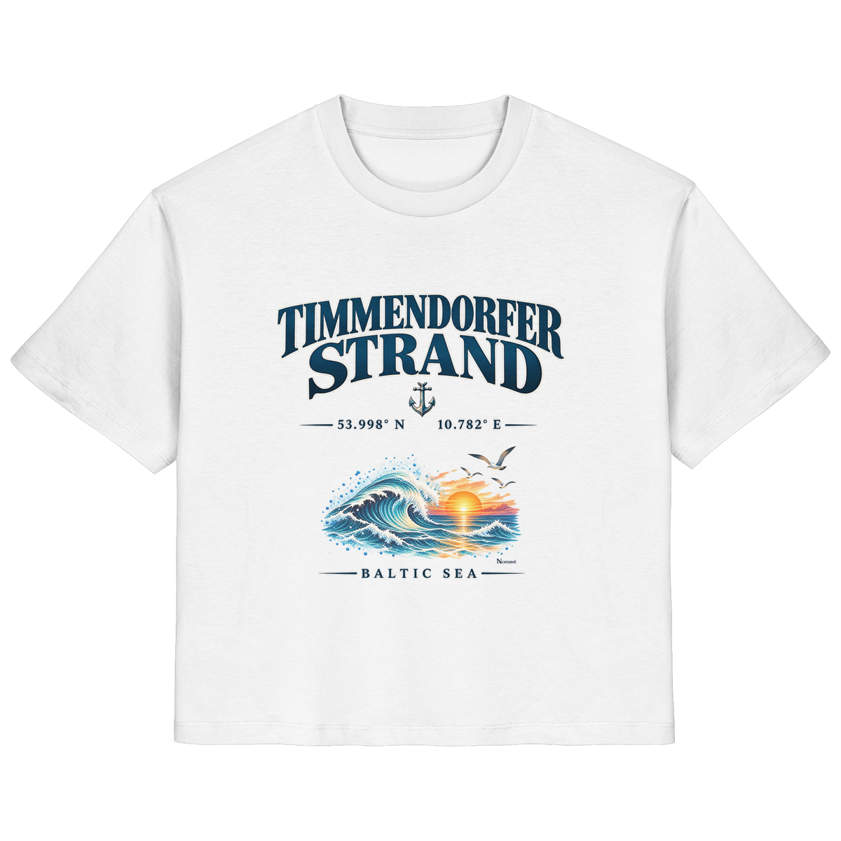Original-Mockup 2: Damen Bio-T-Shirt in White mit Timmendorfer Strand – Baltic Sea Frontprint.