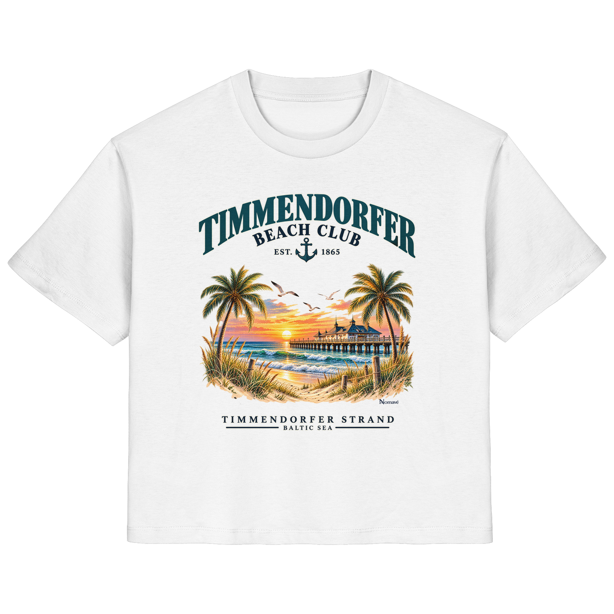 Originalmockup: Timmendorfer Beach Club Damen Bio-T-Shirt in White, Vorderansicht mit maritimem Frontprint, Palmen, Seebrücke und Meer.