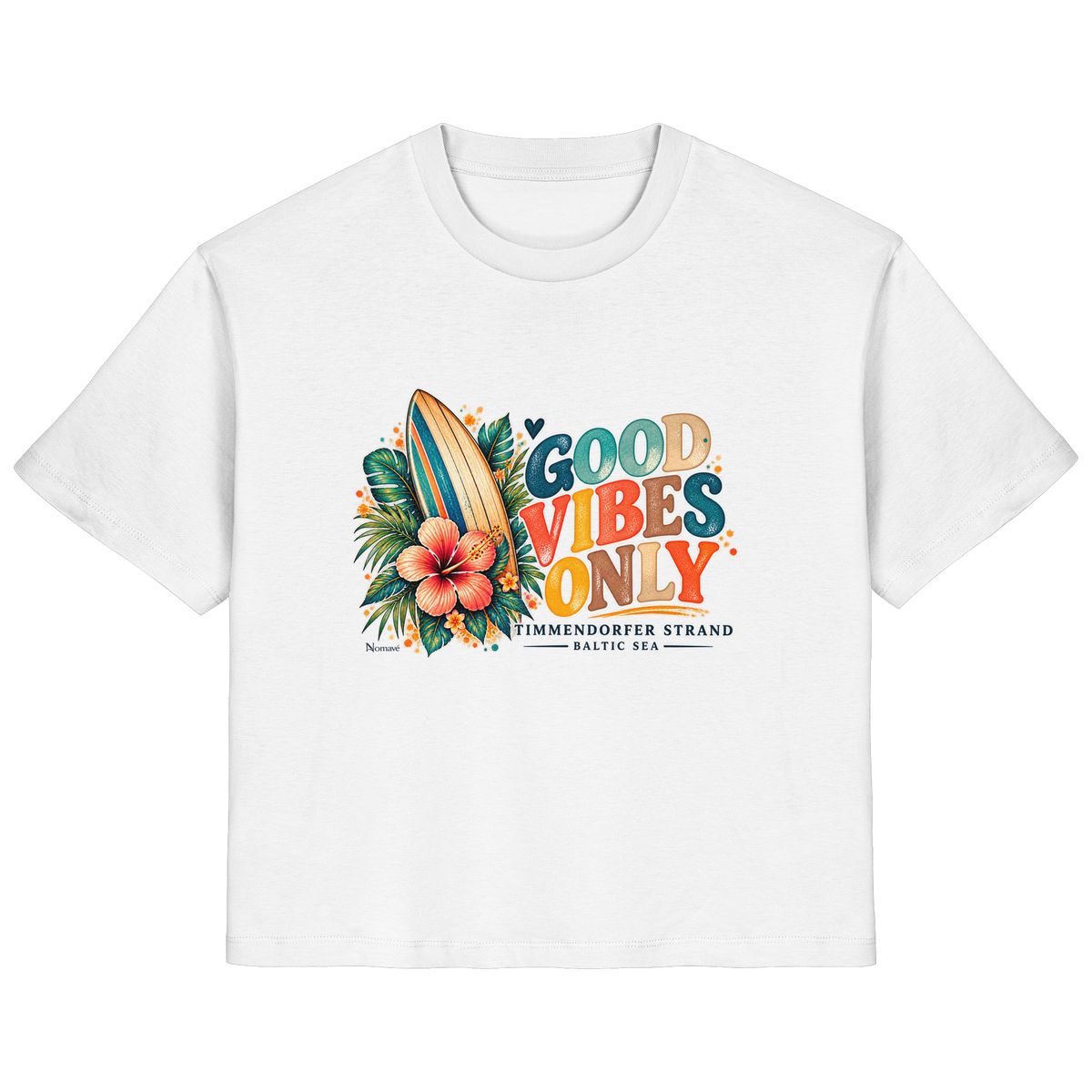 Timmendorfer Strand – Surf Vibes – Damen Bio-T-Shirt mit Frontprint in White – Katalog-Vorderansicht mit Surfboard, Hibiskus und Good-Vibes-Only-Frontprint.