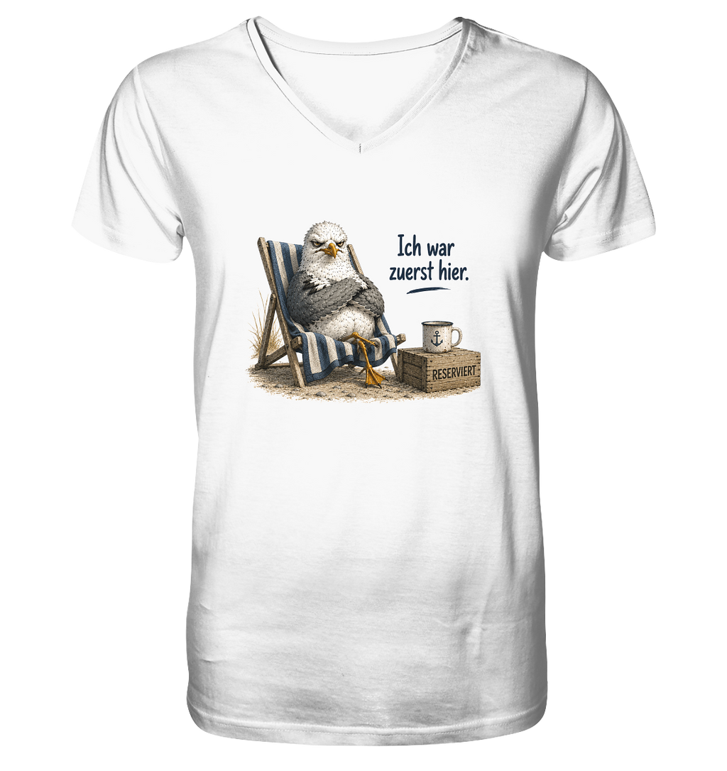 Original-Mockup: weißes Herren Bio T-Shirt mit V-Ausschnitt und Möwe Alpha im Strandstuhl als Frontprint „Ich war zuerst hier.“