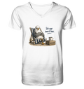 Original-Mockup: weißes Herren Bio T-Shirt mit V-Ausschnitt und Möwe Alpha im Strandstuhl als Frontprint „Ich war zuerst hier.“