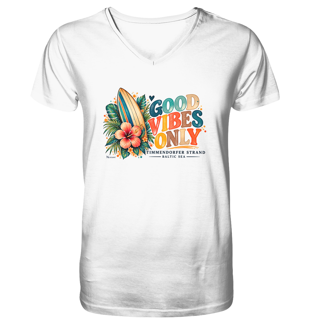 Timmendorfer Strand – Surf Vibes – Herren Bio-V-Neck-Shirt mit Frontprint in Produktvariante – Katalog-Vorderansicht mit Surfboard, Hibiskus und Good-Vibes-Only-Frontprint.