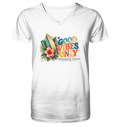 Timmendorfer Strand – Surf Vibes – Herren Bio-V-Neck-Shirt mit Frontprint in Produktvariante – Katalog-Vorderansicht mit Surfboard, Hibiskus und Good-Vibes-Only-Frontprint.