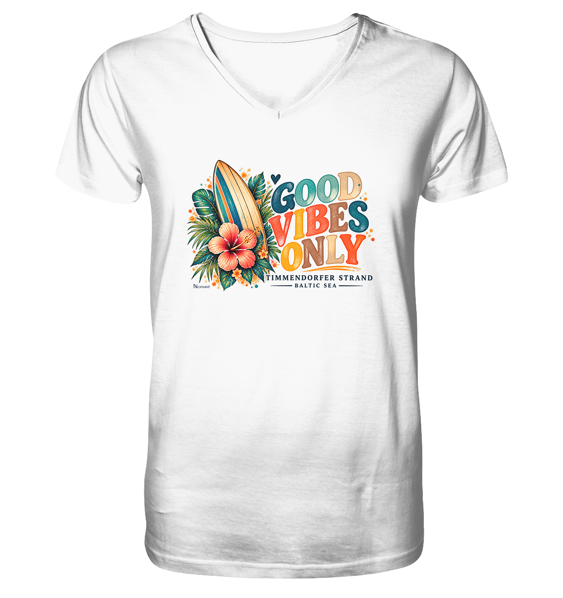Timmendorfer Strand – Surf Vibes – Herren Bio-V-Neck-Shirt mit Frontprint in Produktvariante – Katalog-Vorderansicht mit Surfboard, Hibiskus und Good-Vibes-Only-Frontprint.