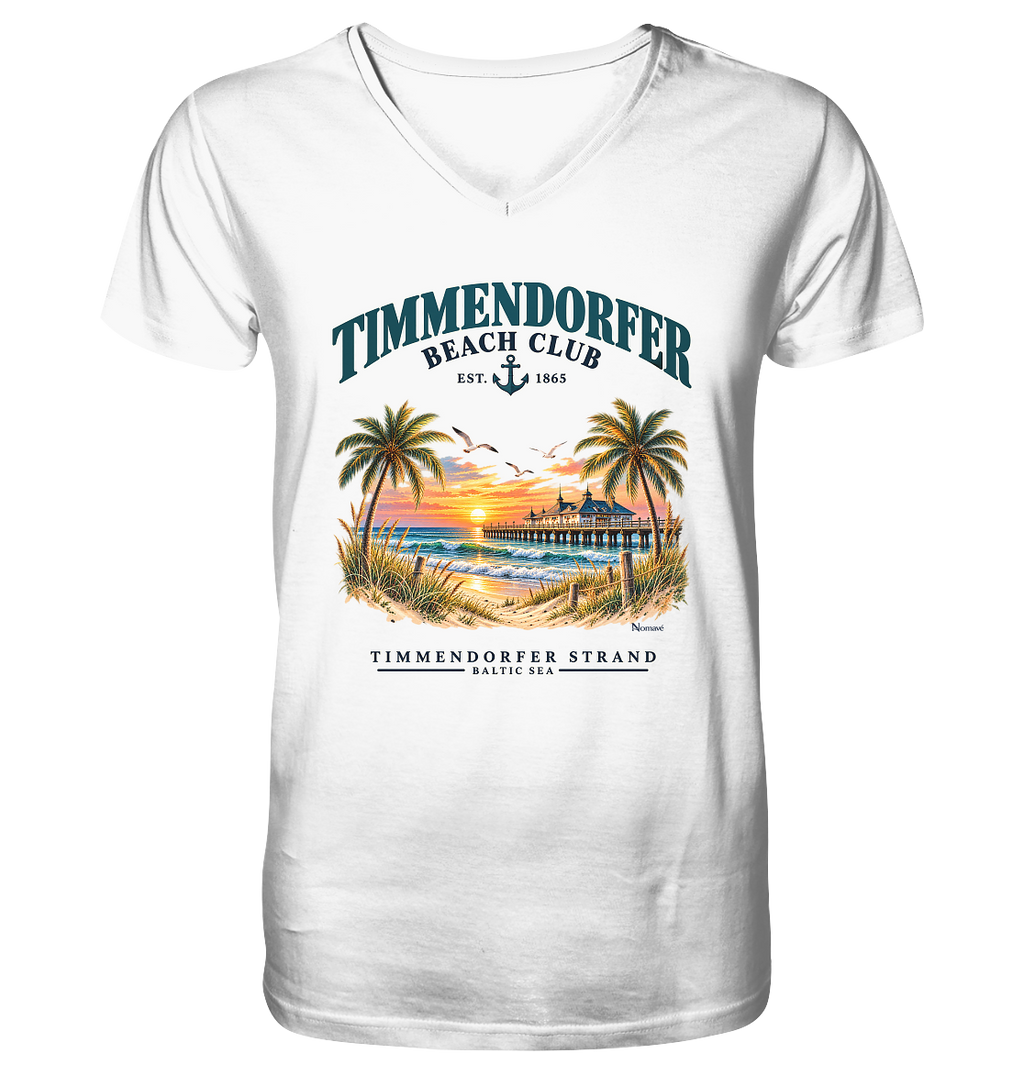 Originalmockup: Timmendorfer Beach Club Herren Bio-V-Neck-T-Shirt in White, Vorderansicht mit maritimem Frontprint, Palmen, Seebrücke und Meer.