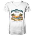 Originalmockup: Timmendorfer Beach Club Herren Bio-V-Neck-T-Shirt in White, Vorderansicht mit maritimem Frontprint, Palmen, Seebrücke und Meer.