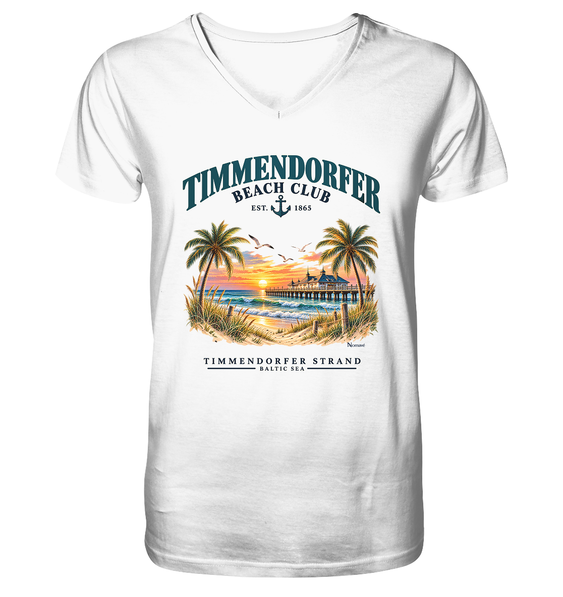 Originalmockup: Timmendorfer Beach Club Herren Bio-V-Neck-T-Shirt in White, Vorderansicht mit maritimem Frontprint, Palmen, Seebrücke und Meer.