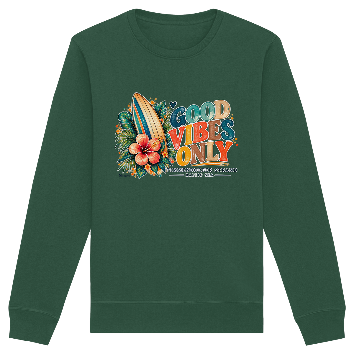 Timmendorfer Strand – Surf Vibes – Unisex Bio-Sweatshirt mit Frontprint in Bottle Green – Katalog-Vorderansicht mit Surfboard, Hibiskus und Good-Vibes-Only-Frontprint.