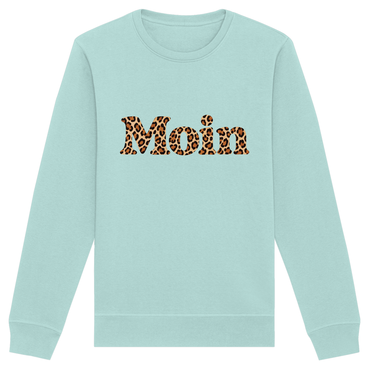Original-Shirtigo-Mockup: Bio Unisex Sweatshirt in Caribbean Blue mit „Moin“ im Karamell-Leoprint auf der Vorderseite