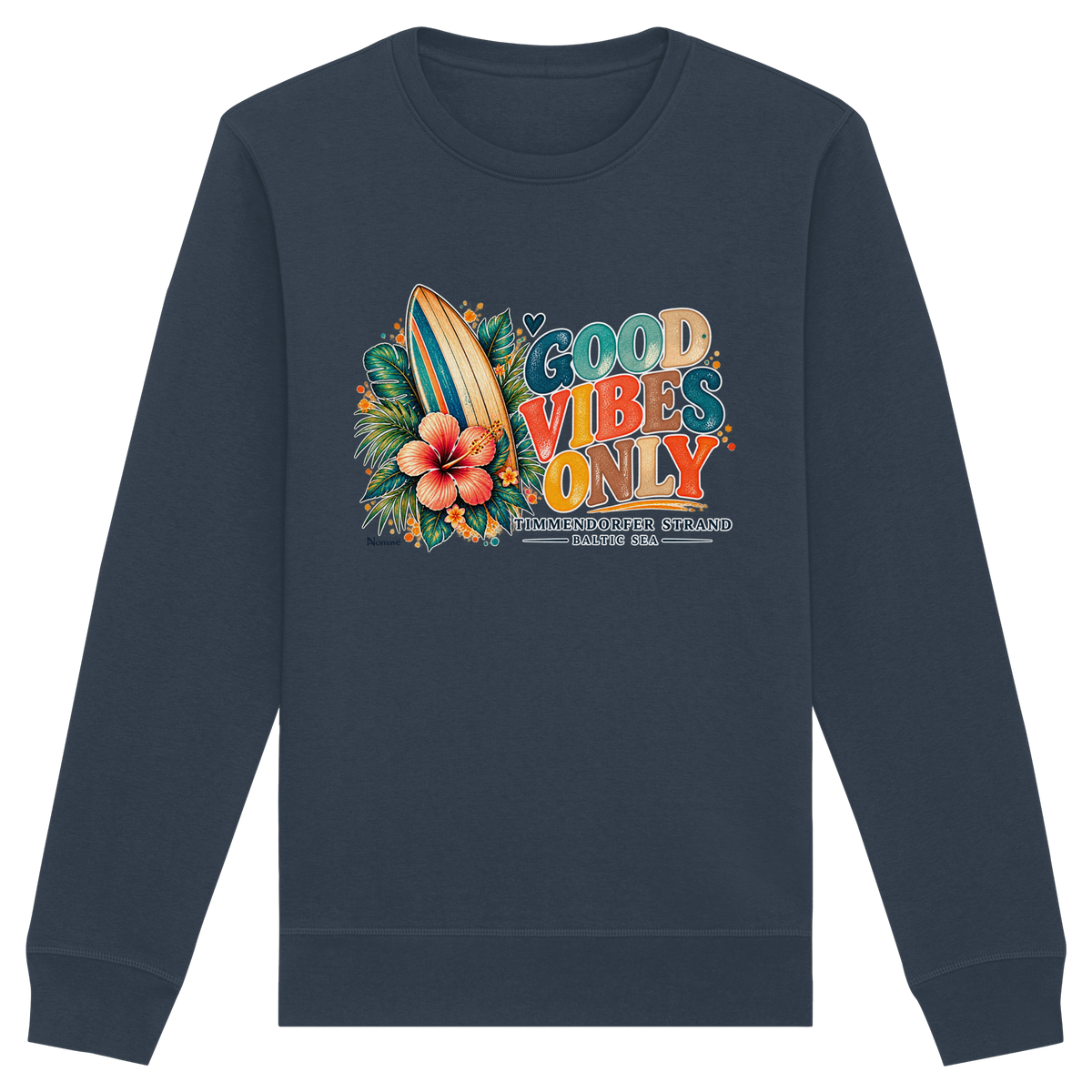 Timmendorfer Strand – Surf Vibes – Unisex Bio-Sweatshirt mit Frontprint in India Ink Grey – Katalog-Vorderansicht mit Surfboard, Hibiskus und Good-Vibes-Only-Frontprint.