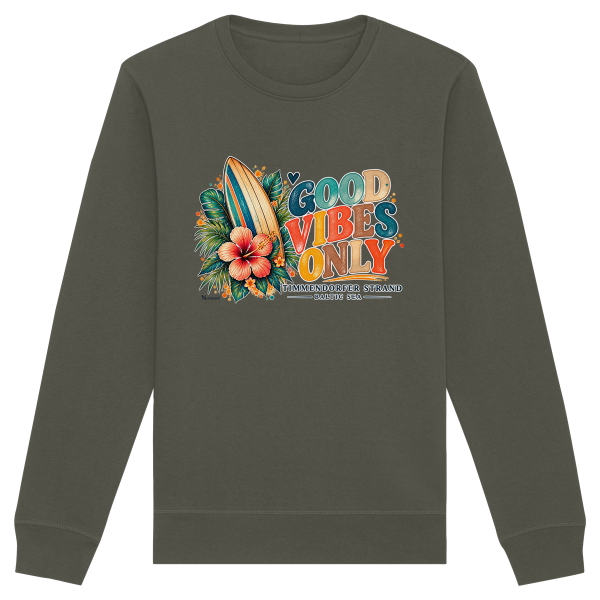 Timmendorfer Strand – Surf Vibes – Unisex Bio-Sweatshirt mit Frontprint in Khaki – Katalog-Vorderansicht mit Surfboard, Hibiskus und Good-Vibes-Only-Frontprint.