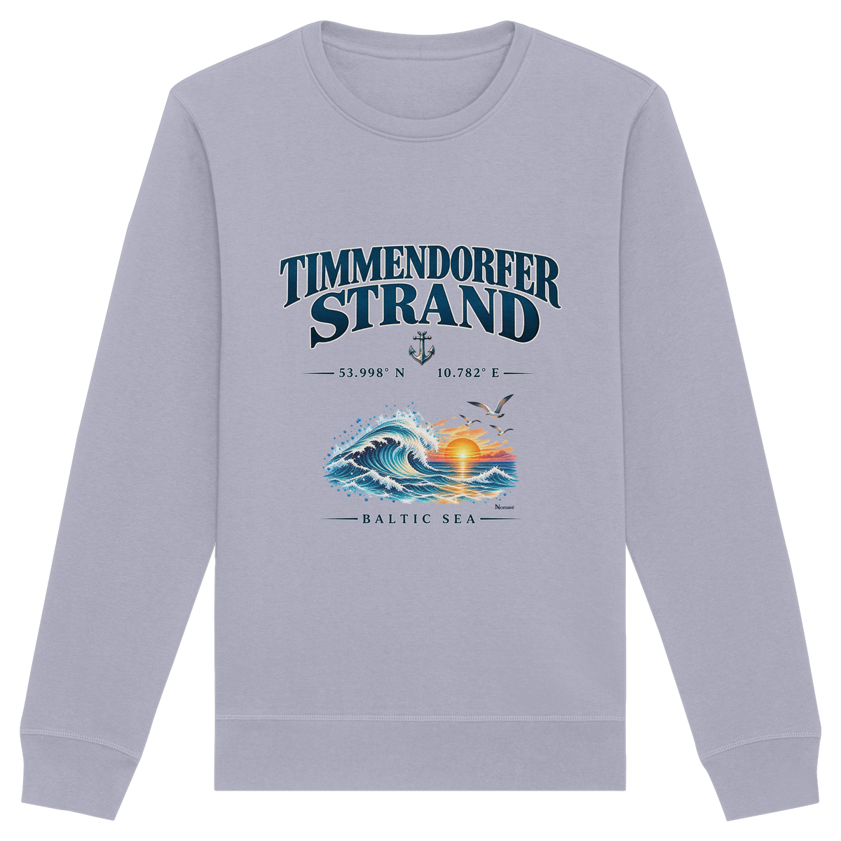 Original-Mockup 11: Unisex Bio-Sweatshirt in Serene Blue mit Timmendorfer Strand – Baltic Sea Frontprint.