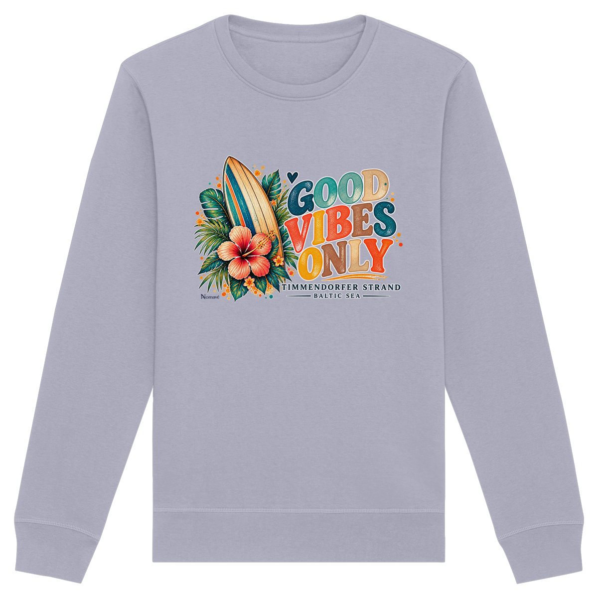 Timmendorfer Strand – Surf Vibes – Unisex Bio-Sweatshirt mit Frontprint in Serene Blue – Katalog-Vorderansicht mit Surfboard, Hibiskus und Good-Vibes-Only-Frontprint.
