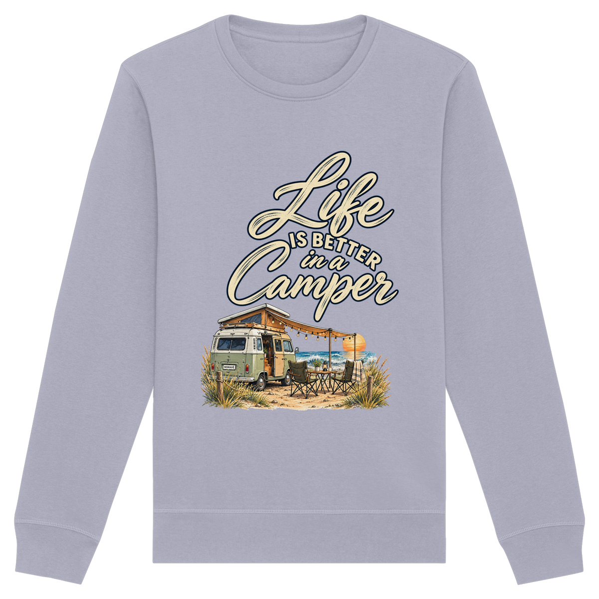 Bio Unisex Sweatshirt in Serene Blue mit „Life is better in a Camper“-Motiv – Vorderansicht für Vanlife- und Campingfans