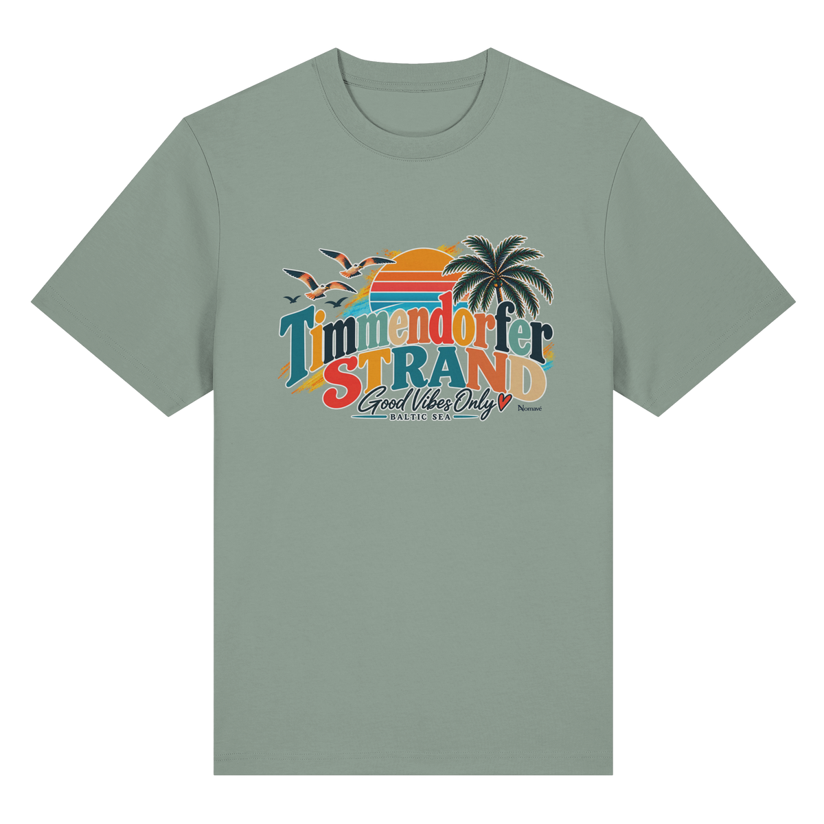 Vorderansicht des Heavy-T-Shirts in Aloe mit Timmendorfer-Strand-Good-Vibes-Only-Frontprint aus Sonnenuntergang, Palmen und Möwen.