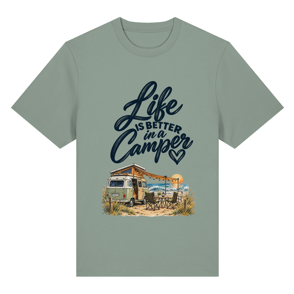 Bio-Heavy Shirt mit „Life is better in a Camper“-Motiv – Vorderansicht in Aloe für Vanlife- und Campingfans