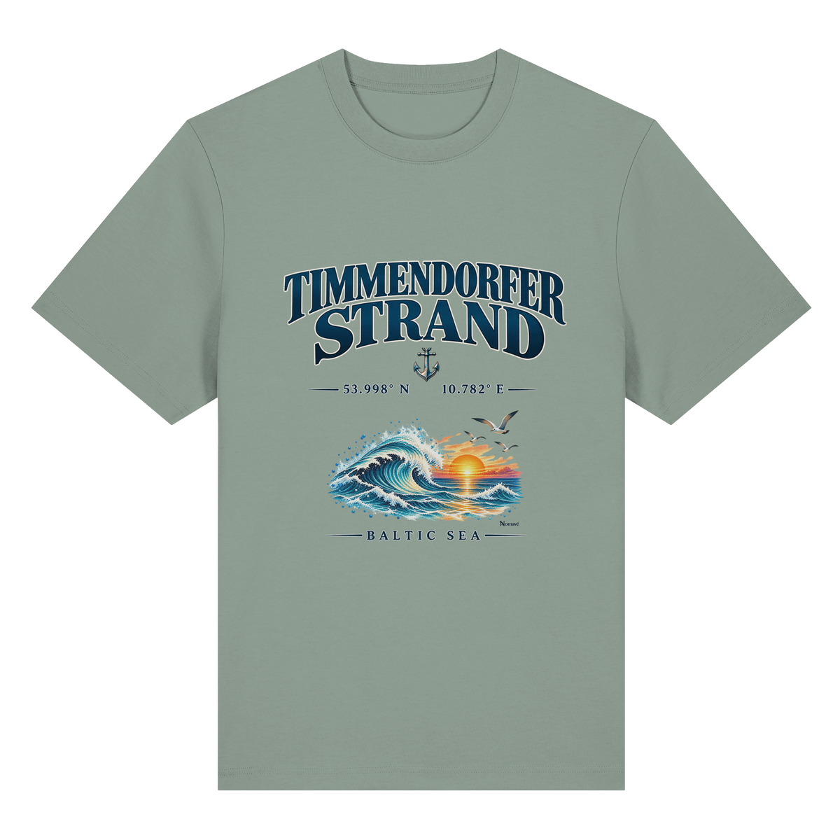 Original-Mockup 4: Unisex Bio-Heavy-T-Shirt in Aloe mit Timmendorfer Strand – Baltic Sea Frontprint.