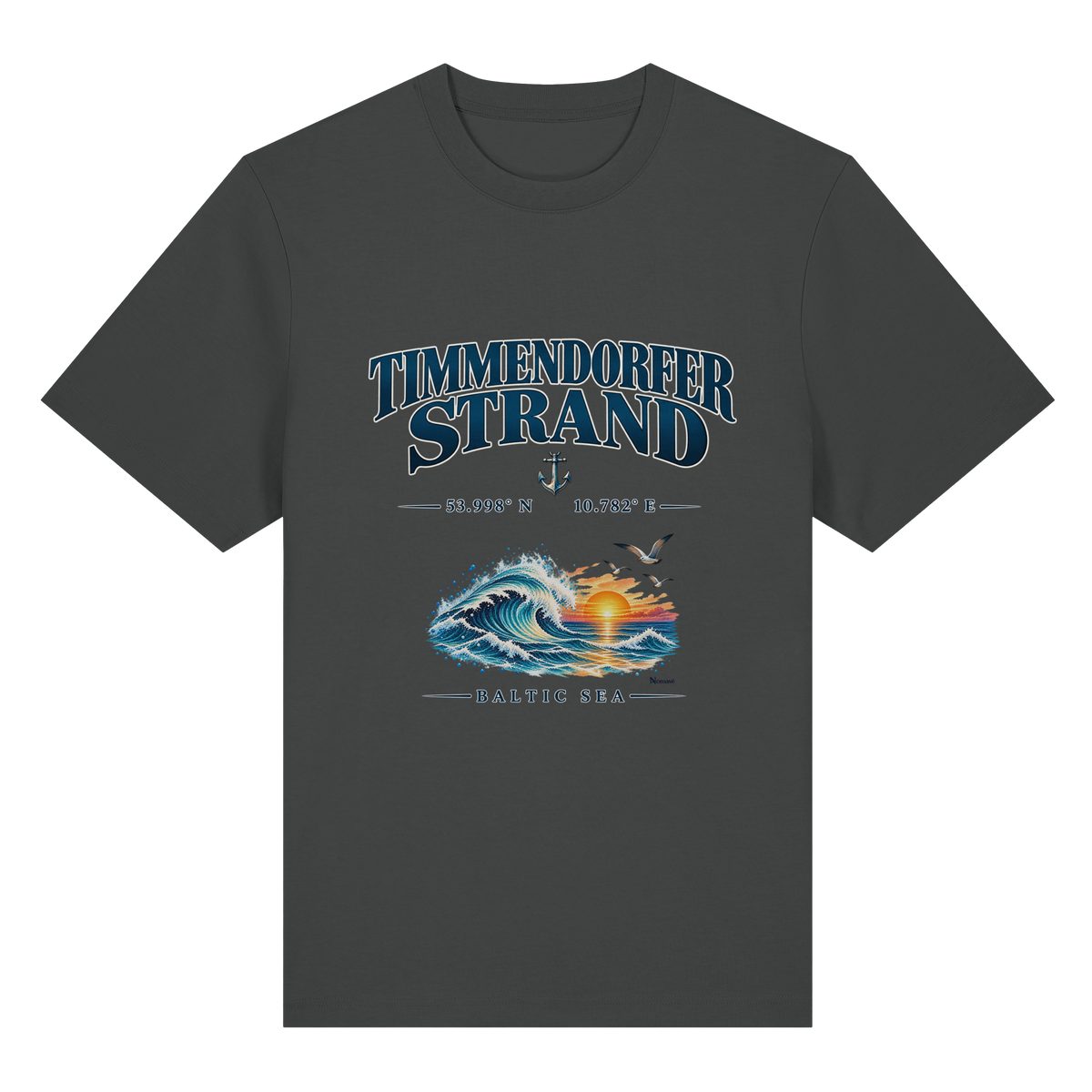 Original-Mockup 6: Unisex Bio-Heavy-T-Shirt in Anthracite mit Timmendorfer Strand – Baltic Sea Frontprint.