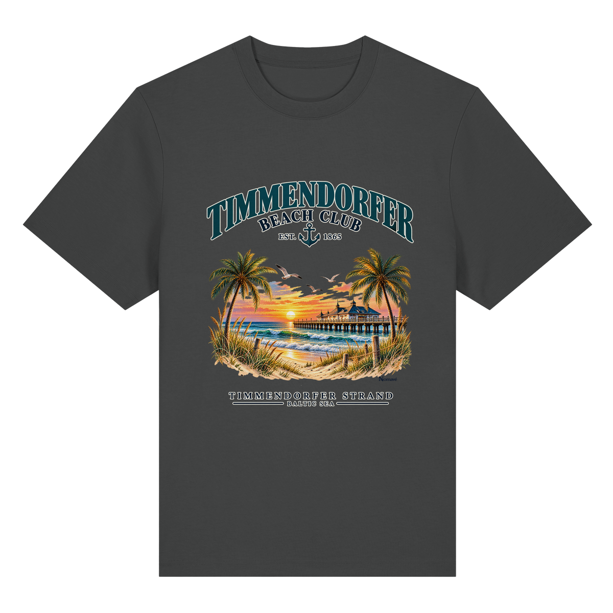 Originalmockup: Timmendorfer Beach Club Unisex Bio-Heavy-T-Shirt in Anthracite, Vorderansicht mit maritimem Frontprint, Palmen, Seebrücke und Meer.