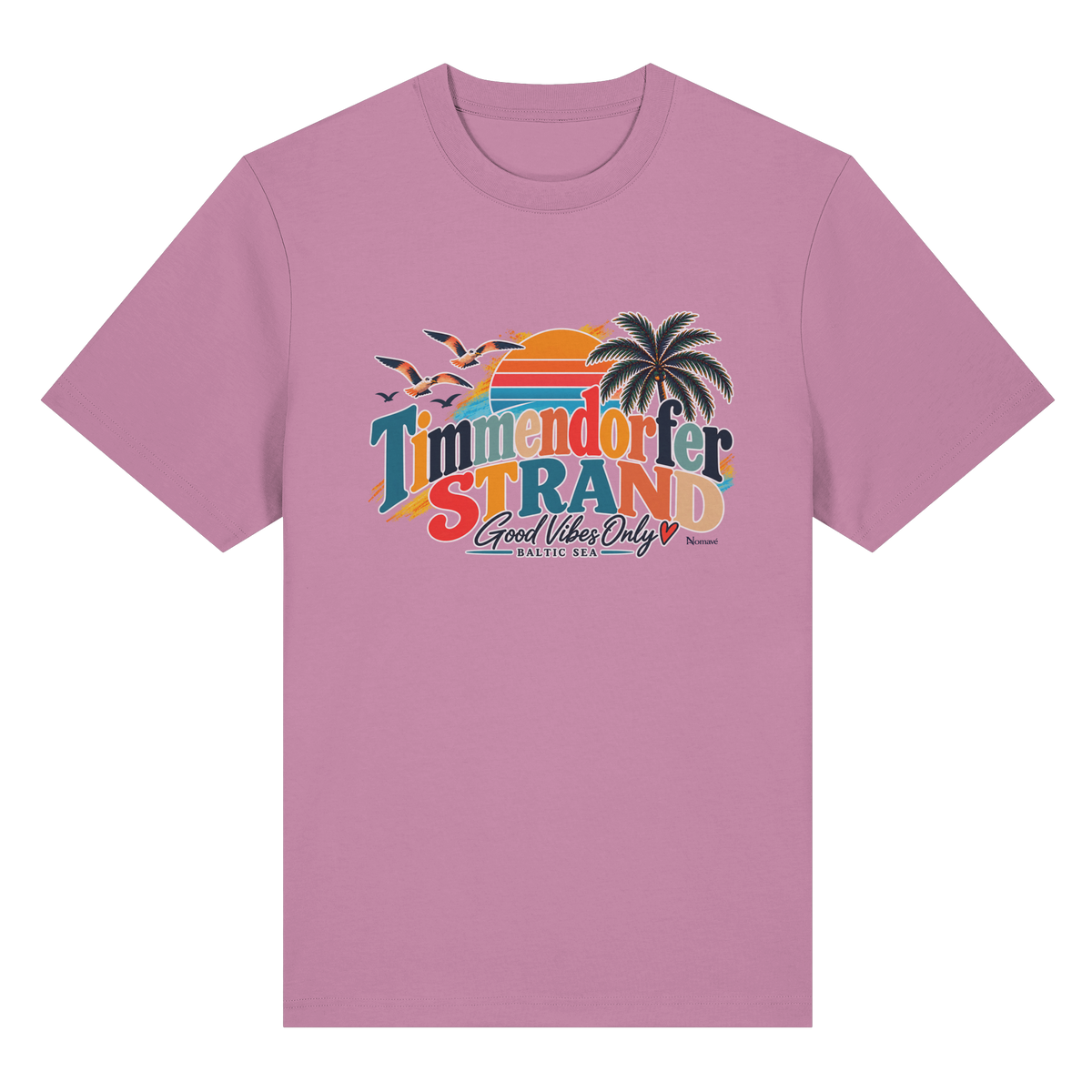 Vorderansicht des Heavy-T-Shirts in Bubble Pink mit Timmendorfer-Strand-Good-Vibes-Only-Frontprint aus Sonnenuntergang, Palmen und Möwen.