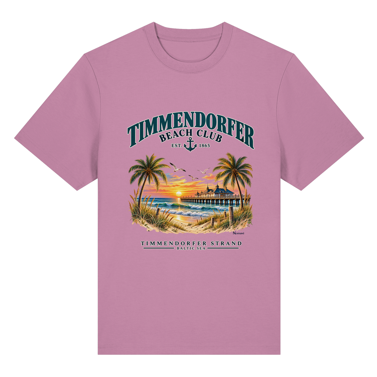 Originalmockup: Timmendorfer Beach Club Unisex Bio-Heavy-T-Shirt in Bubble Pink, Vorderansicht mit maritimem Frontprint, Palmen, Seebrücke und Meer.