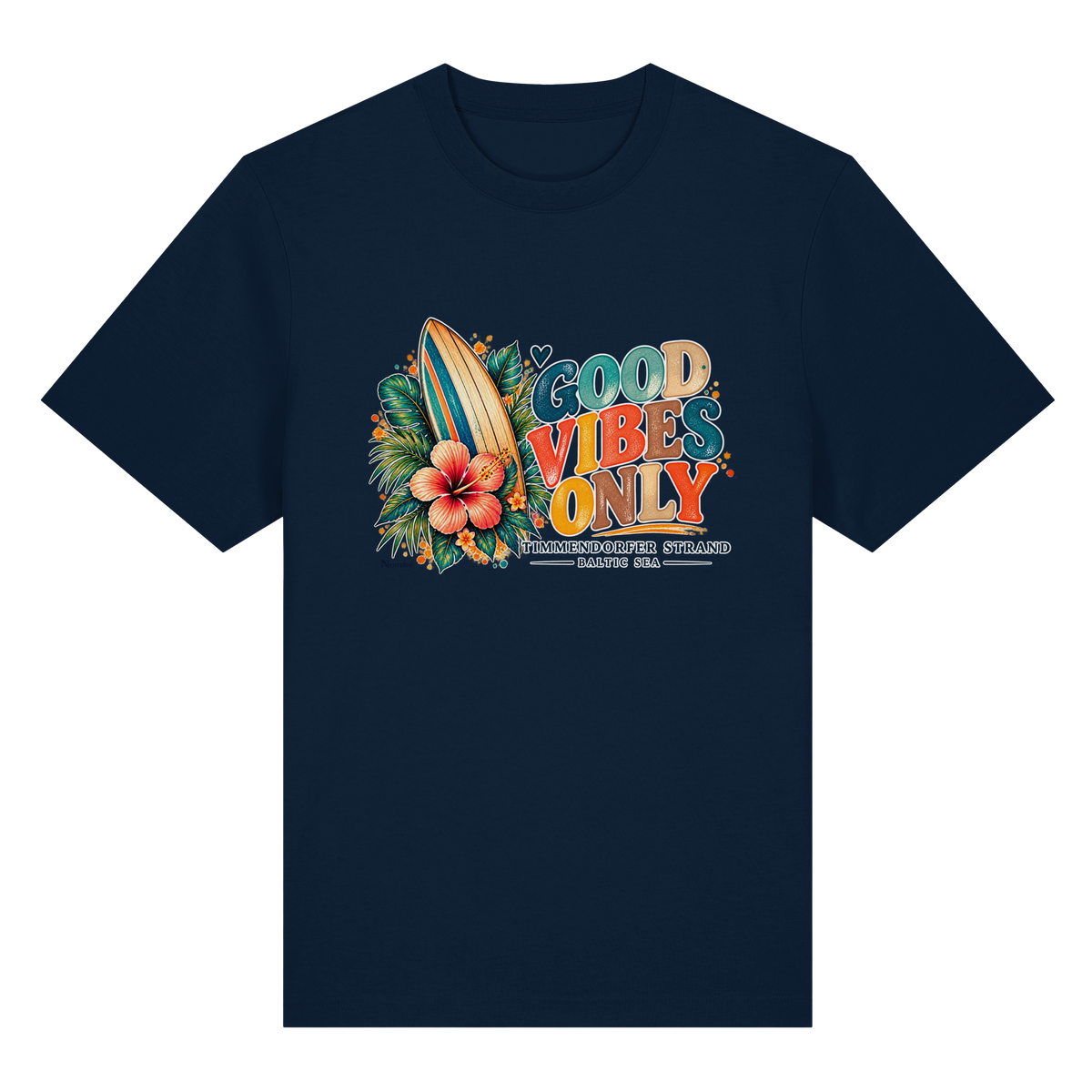 Timmendorfer Strand – Surf Vibes – Bio-Heavy-T-Shirt mit Frontprint – French Navy; originales Katalogmockup der Vorderansicht mit Frontprint.