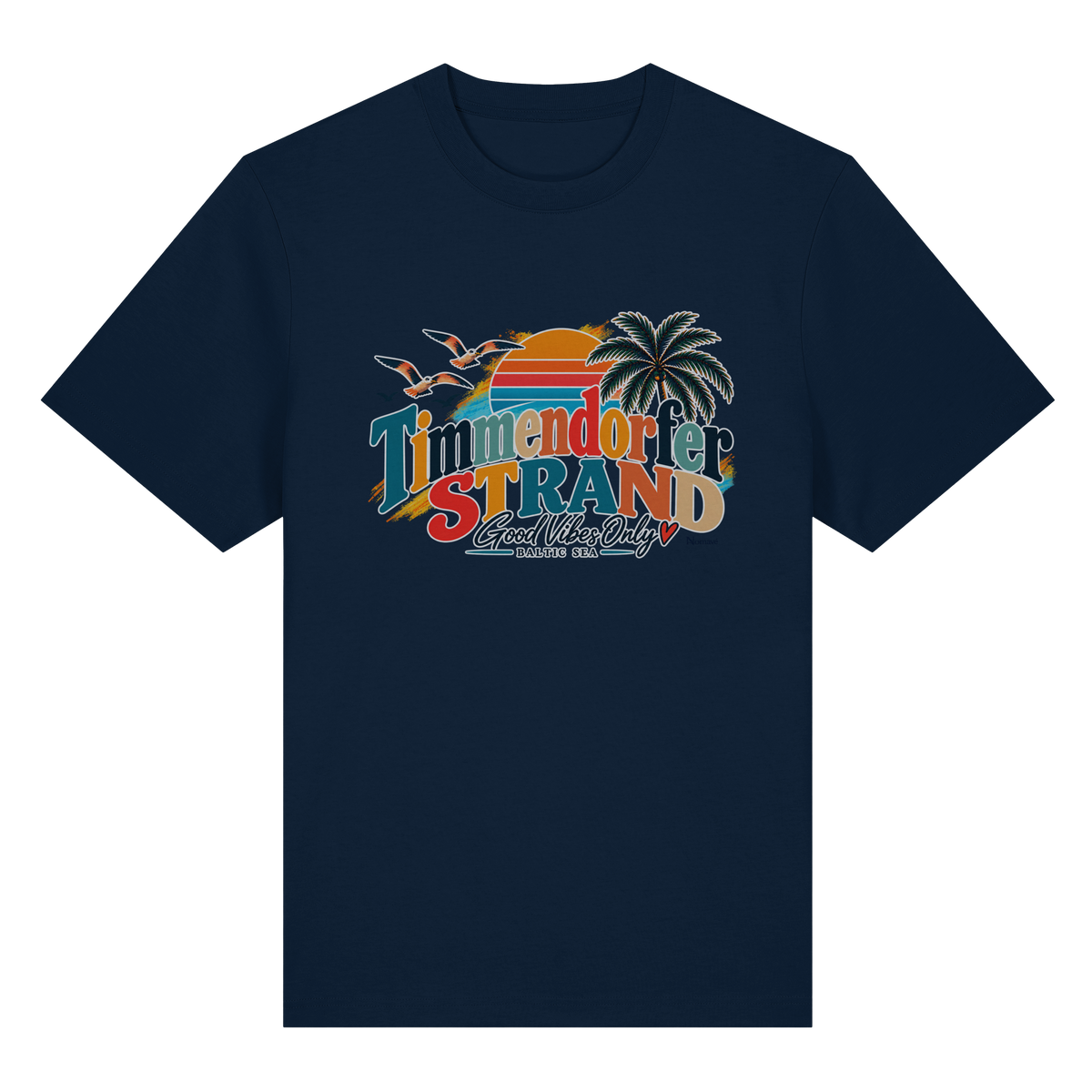 Vorderansicht des Heavy-T-Shirts in French Navy mit Timmendorfer-Strand-Good-Vibes-Only-Frontprint aus Sonnenuntergang, Palmen und Möwen.