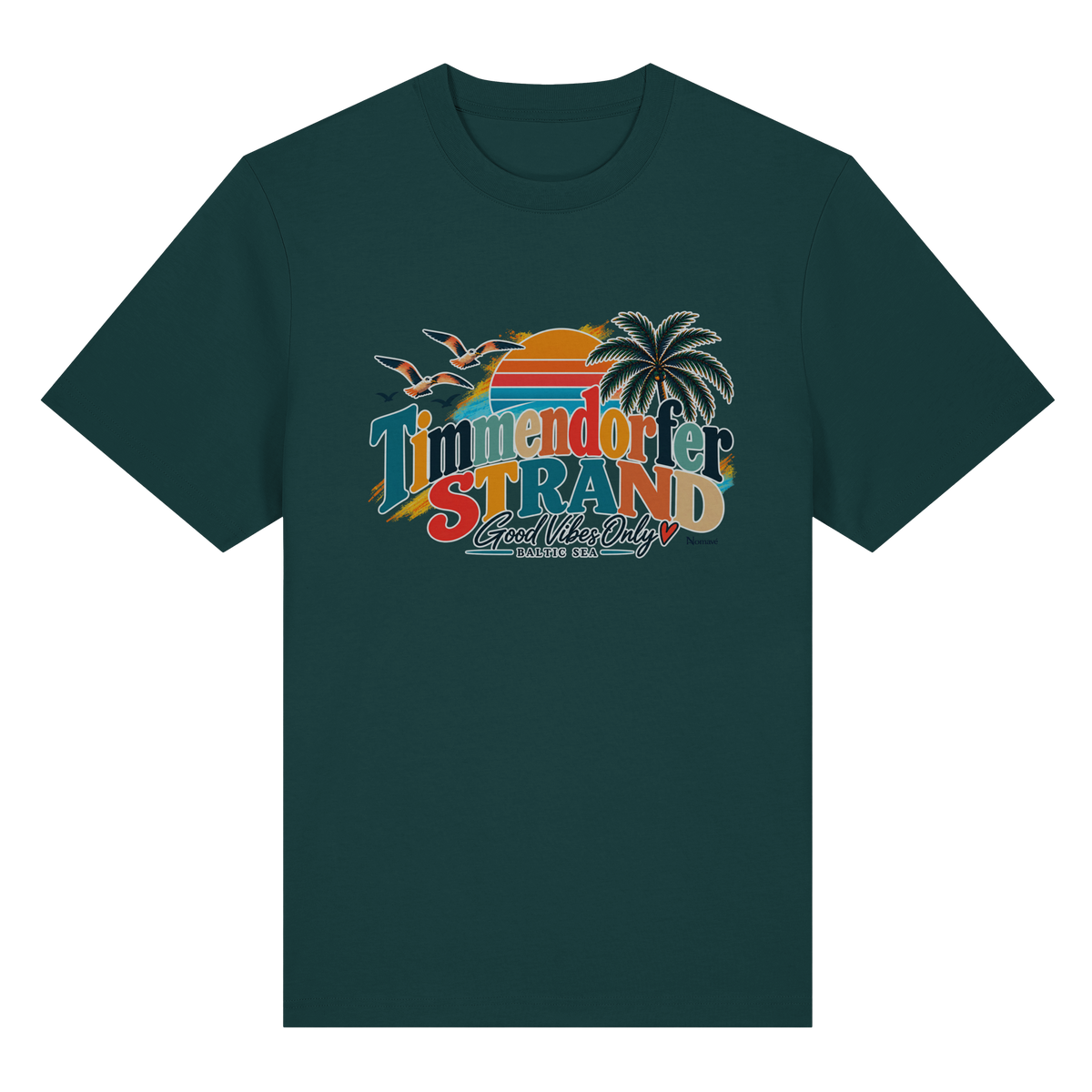 Vorderansicht des Heavy-T-Shirts in Glazed Green mit Timmendorfer-Strand-Good-Vibes-Only-Frontprint aus Sonnenuntergang, Palmen und Möwen.